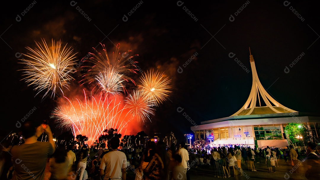 O fundo colorido abstrato do fogo de artifício ilumina o céu