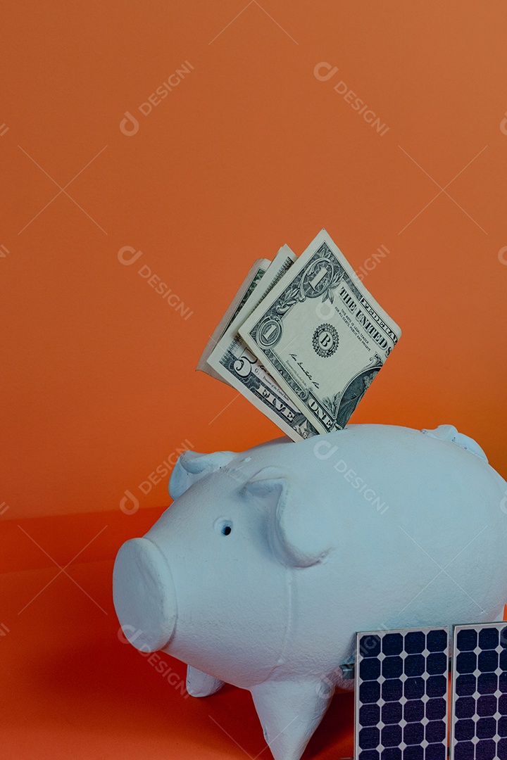 Cofrinho com nota de dólar e painel solar fotovoltaico isolado em fundo laranja. Imagem do conceito de energia solar.