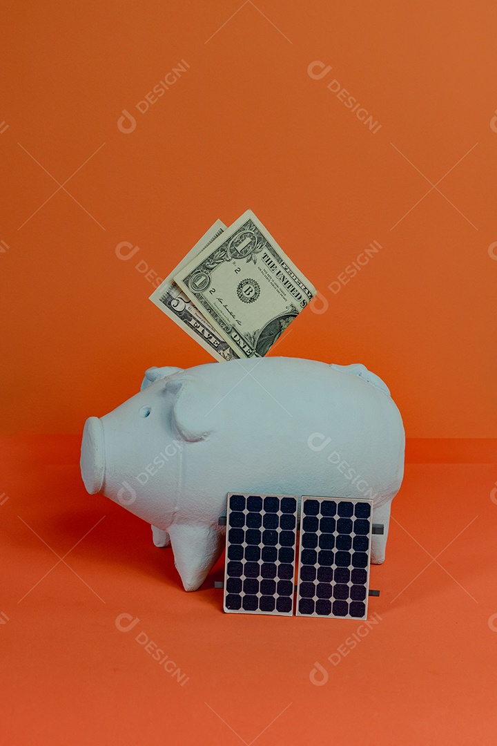 Cofrinho com nota de dólar e painel solar fotovoltaico isolado em fundo laranja. Imagem do conceito de energia solar.