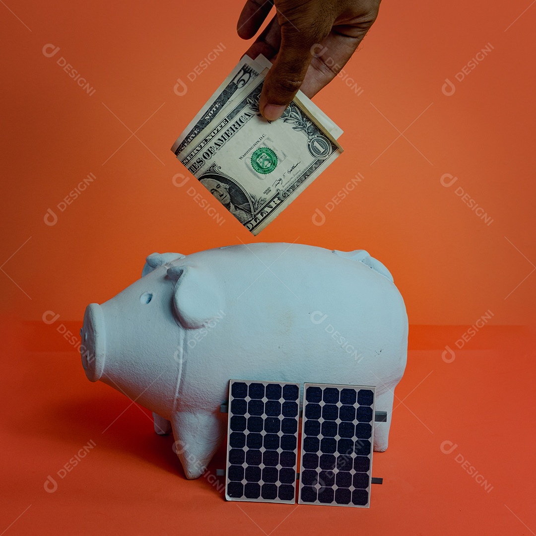 Cofrinho com nota de dólar e painel solar fotovoltaico isolado em fundo laranja. Imagem do conceito de energia solar.