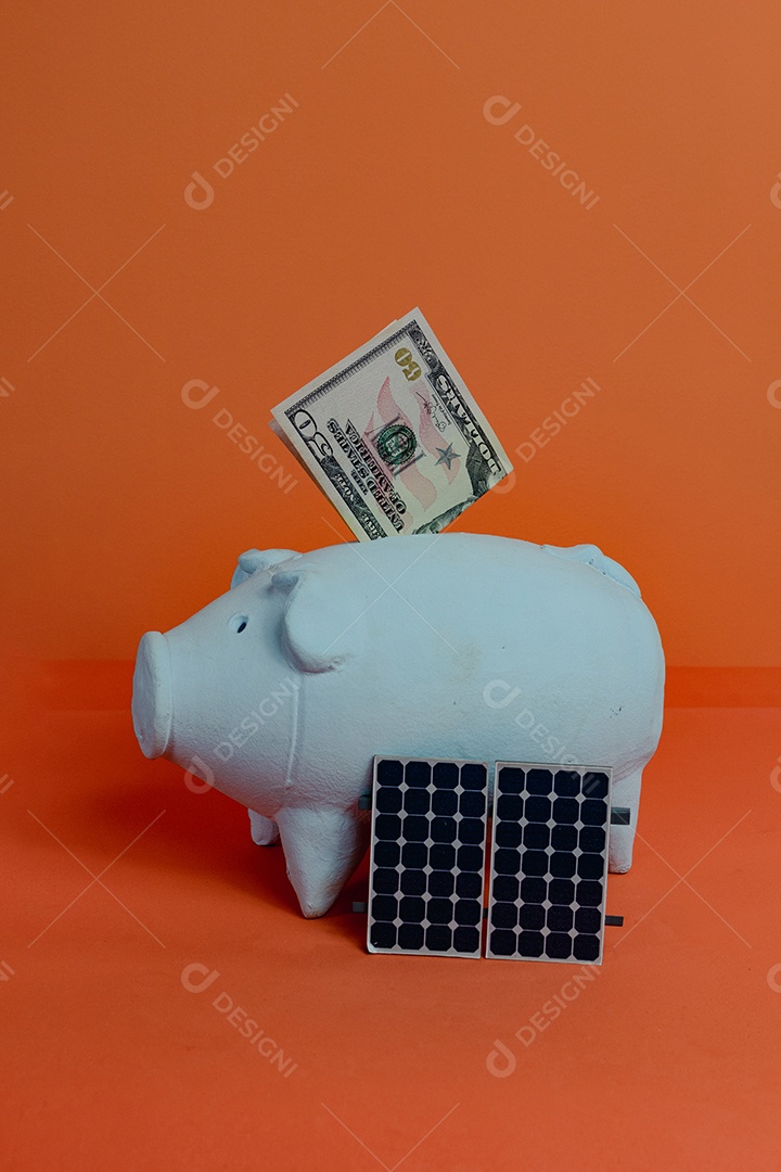 Cofrinho com nota de dólar e painel solar fotovoltaico isolado em fundo laranja. Imagem do conceito de energia solar.