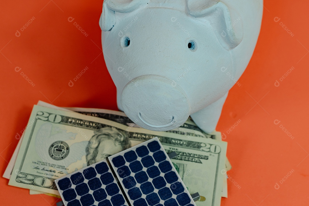 Cofrinho com nota de dólar e painel solar fotovoltaico isolado em fundo laranja. Imagem do conceito de energia solar.