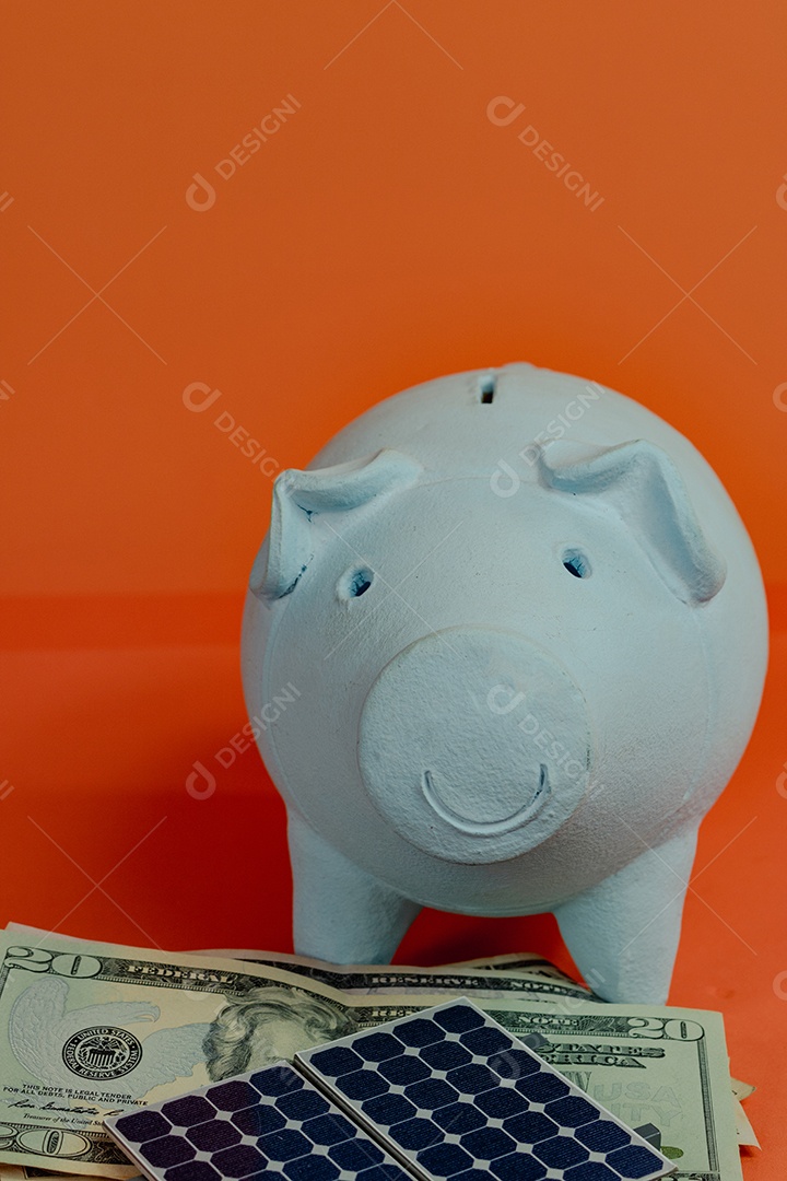 Cofrinho com nota de dólar e painel solar fotovoltaico isolado em fundo laranja. Imagem do conceito de energia solar.