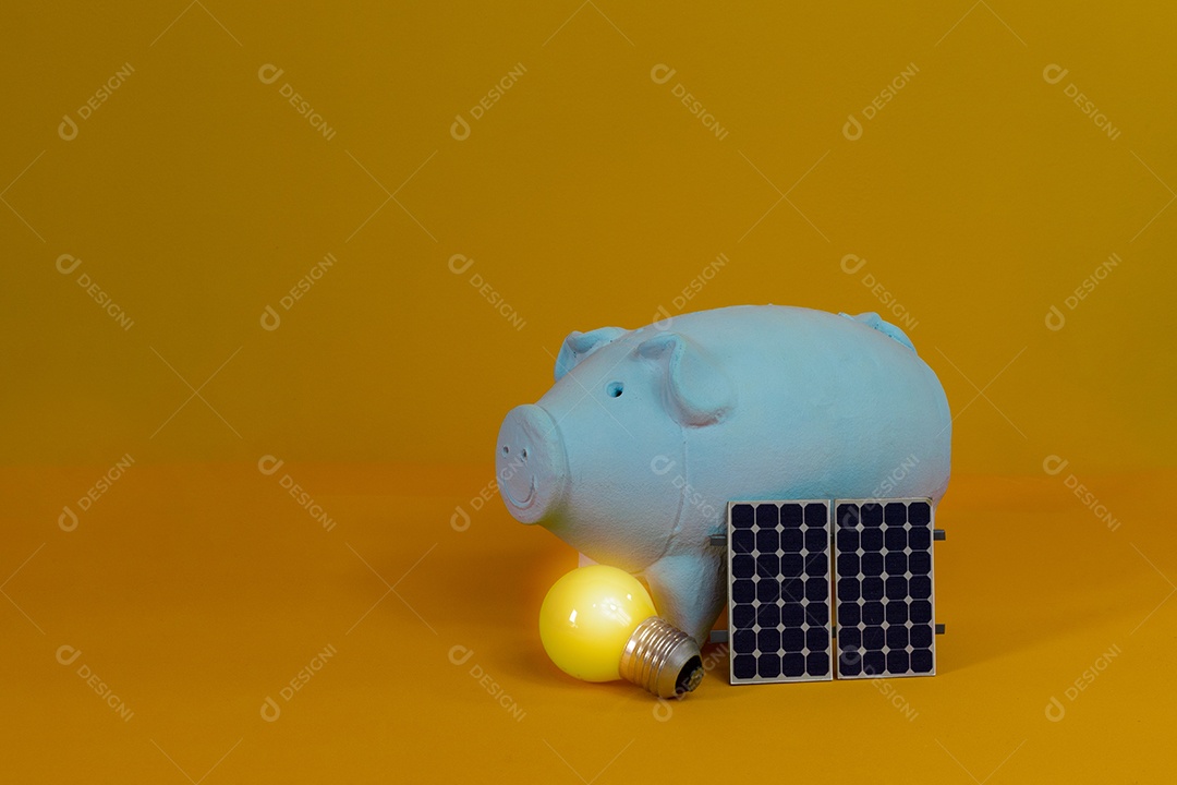Cofrinho, lâmpada amarela e painel de energia solar fotovoltaica isolado em fundo amarelo.