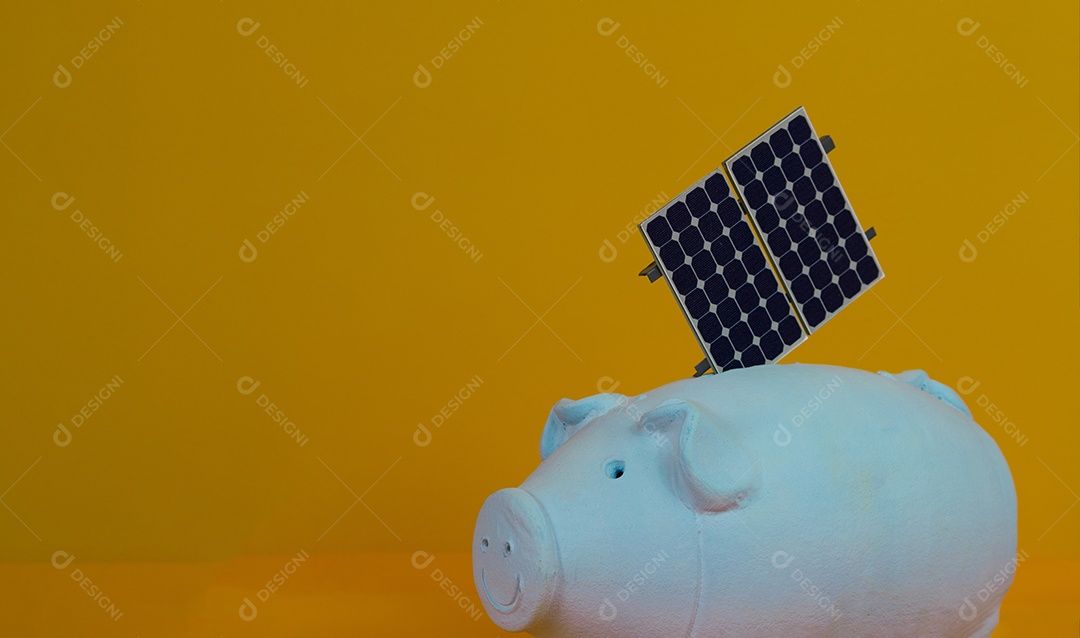 Cofrinho e painel de energia solar fotovoltaica isolado em fundo amarelo.