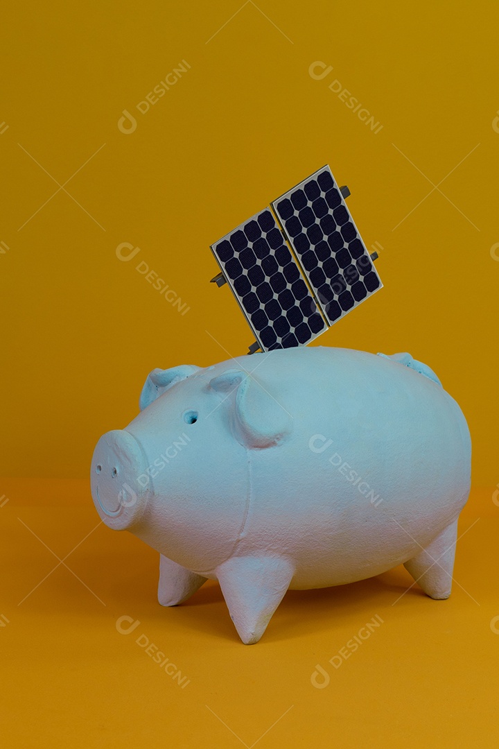 Cofrinho e painel de energia solar fotovoltaica isolado em fundo amarelo.