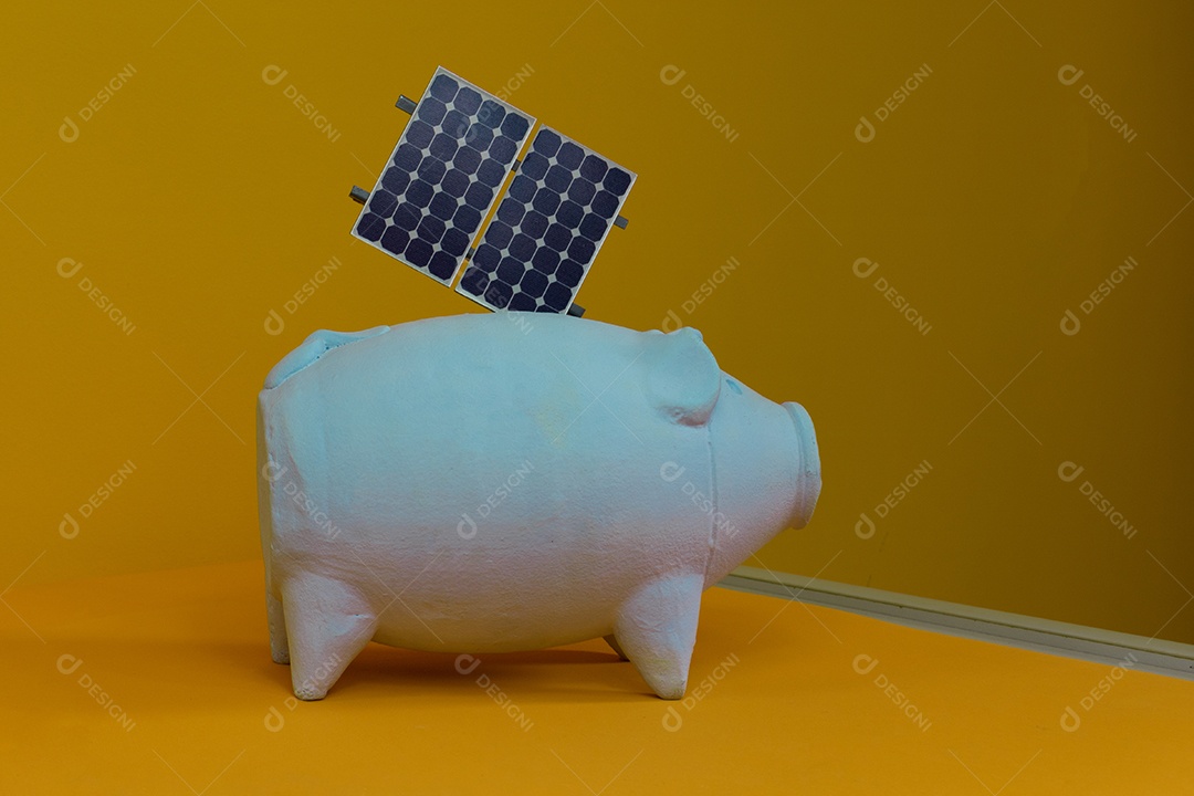 Cofrinho e painel de energia solar fotovoltaica isolado em fundo amarelo.