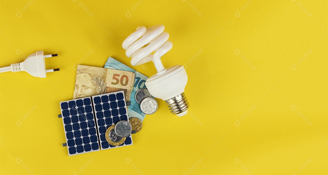 Painel fotovoltaico, dinheiro e fio de tomada isolado em fundo amarelo. painel olar com valores variados de moeda brasileira. Conceito alternativo de negócios de energia limpa.