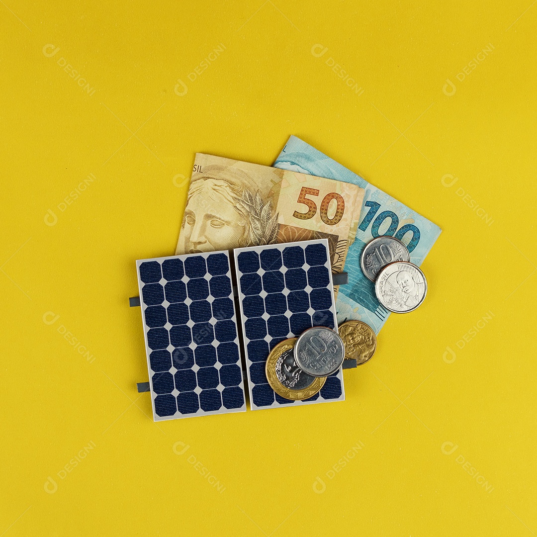 Painel fotovoltaico, dinheiro e fio de tomada isolado em fundo amarelo. painel olar com valores variados de moeda brasileira. Conceito alternativo de negócios de energia limpa.