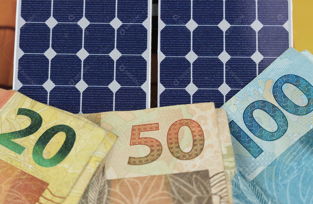 Dinheiro e painel de energia solar fotovoltaica.