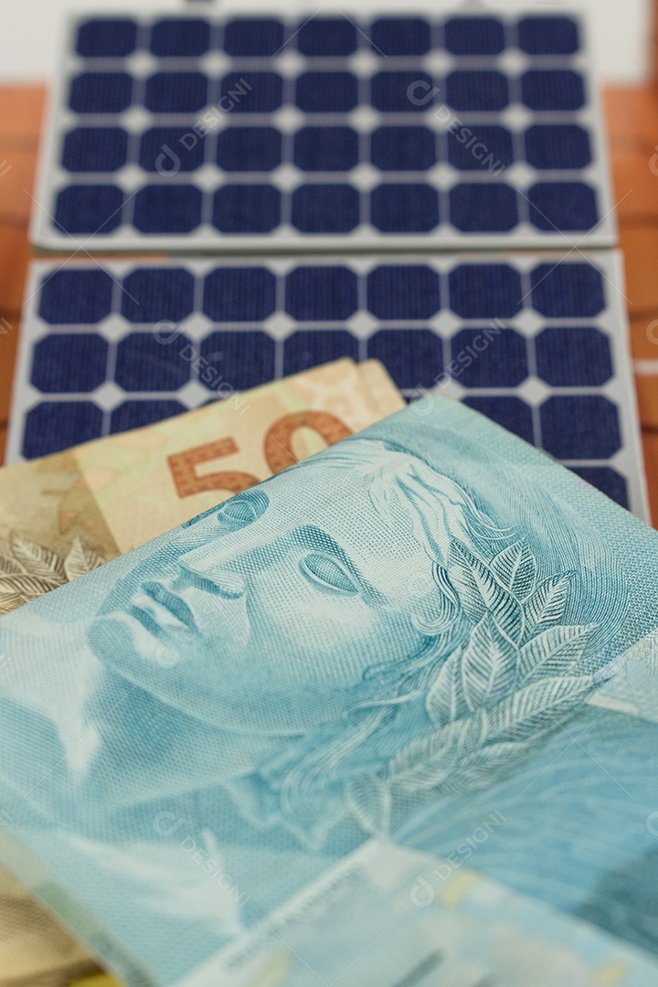 Dinheiro e painel de energia solar fotovoltaica.