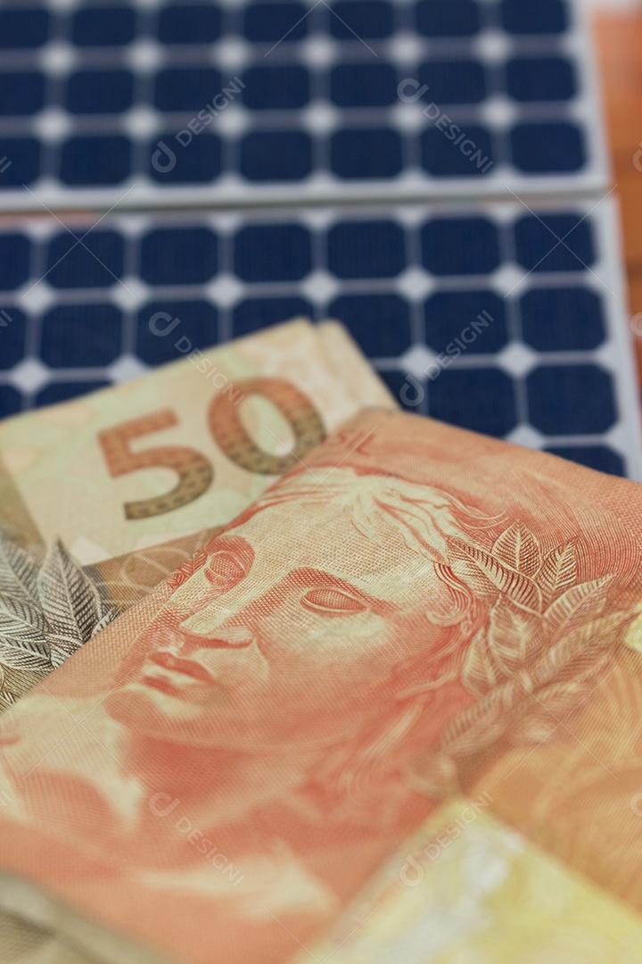 Dinheiro e painel de energia solar fotovoltaica.