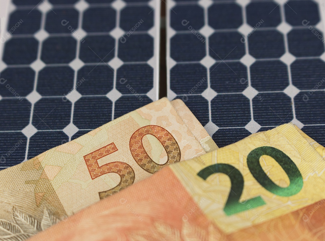 Dinheiro e painel de energia solar fotovoltaica.