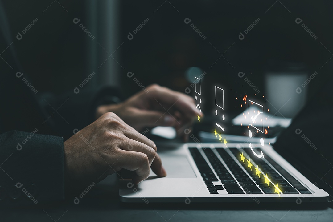 Empresários dão satisfação no serviço escolhendo o ícone de sorriso feliz para , Atendimento