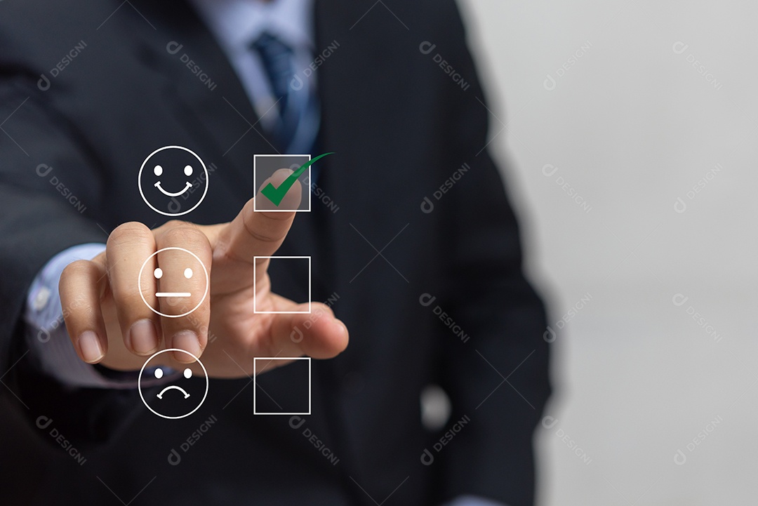 Empresários escolhendo o ícone de sorriso feliz para dar satisfação no serviço, emoticon