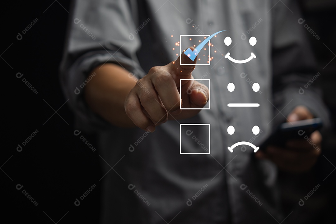 Empresários escolhendo o ícone de sorriso feliz para dar satisfação no serviço, emoticon