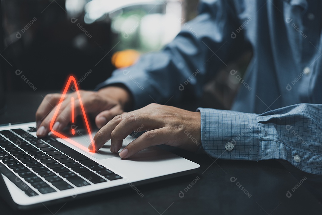 Programador de empresário, desenvolvedor usando computador portátil