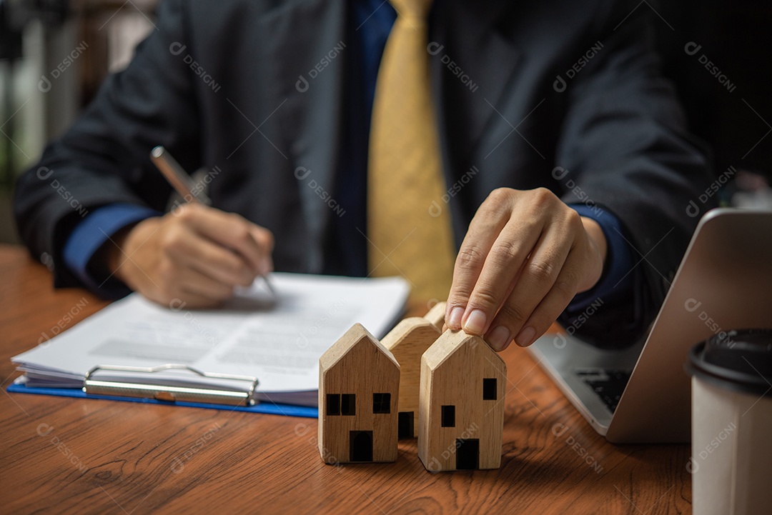 Vender imóveis, seguros, comprar uma casa e pagar impostos sobre a terra. Fazer contratos e acordos legais.