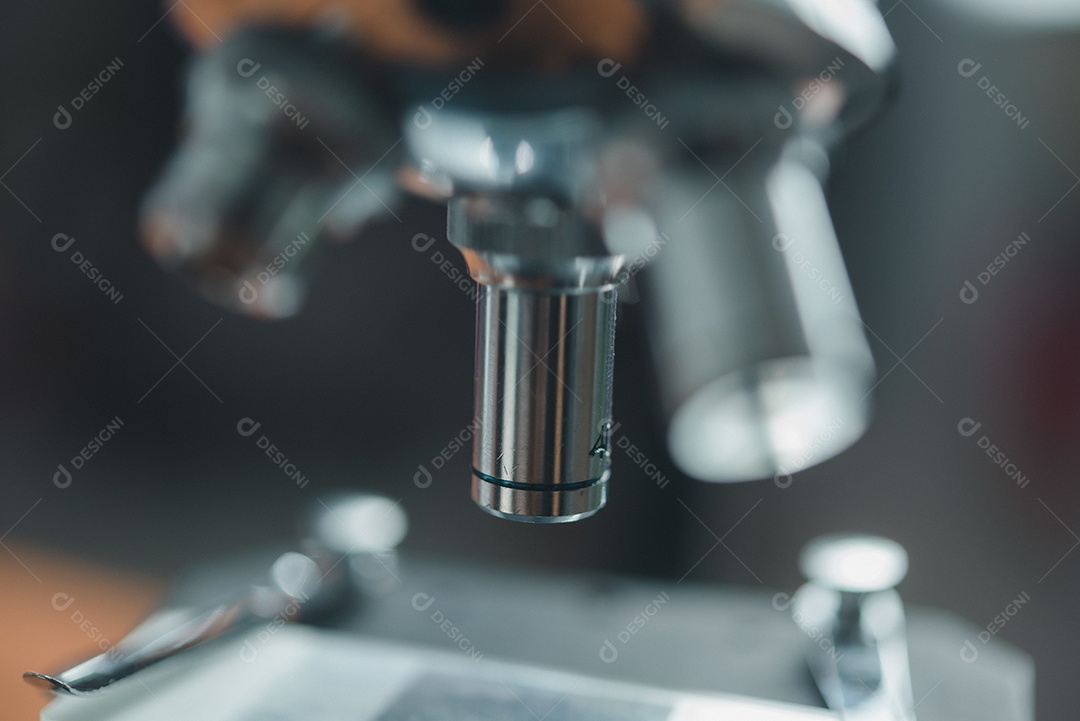 Análise de dados do microscópio científico na lente de metal no laboratório