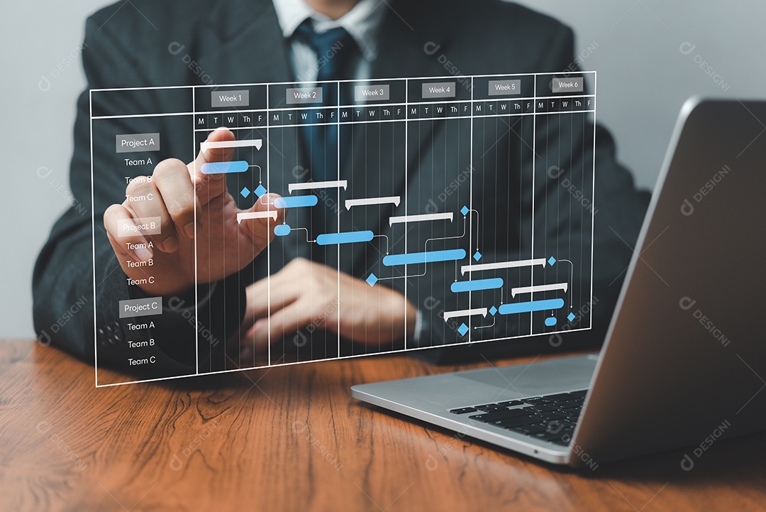 Analista de gerente de projeto trabalhando com computador no sistema de gerenciamento