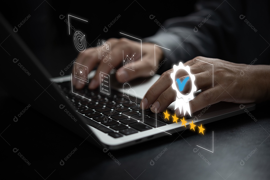 Empresário trabalhando com serviço de computadores Garantia de qualidade, garantia, padrões