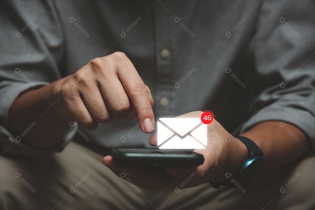 Empresário usando smartphone com e-mail de ícone pop-up e notificação para e-mail comercial e tecnologia de comunicação.