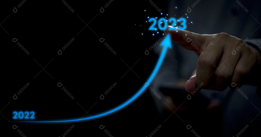 Mão de empresário apontando seta de linha para aumentar o crescimento futuro de 2022 a 2023.