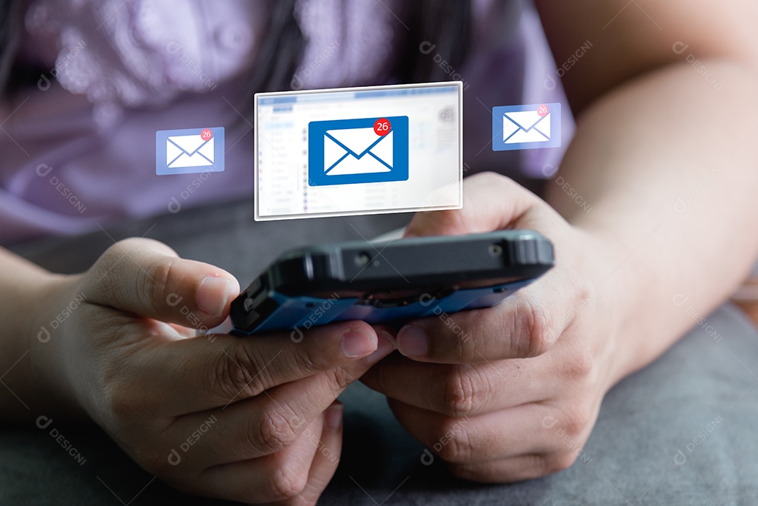 Mulher envia o conceito de marketing por e-mail. pessoa lendo e-mail no celular recebe mensagem