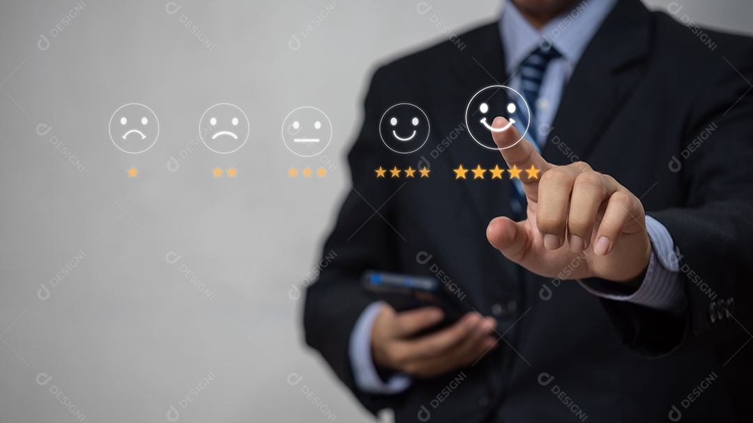 Homem usa o computador para procurar informações. Pesquisa na tecnologia