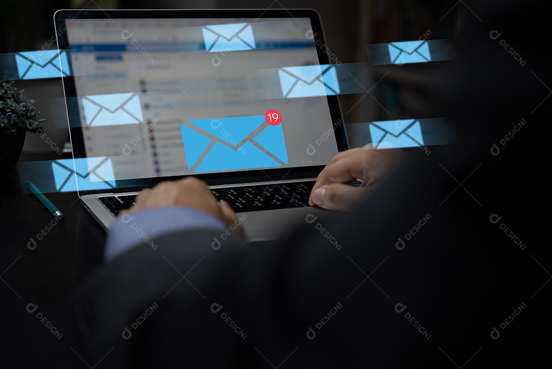 O empresário envia o conceito de marketing por e-mail. a pessoa que lê e-mail