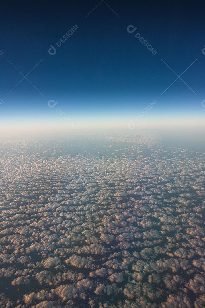 Avião de janela de exibição de viagem com montanhas e nuvens ao fundo.