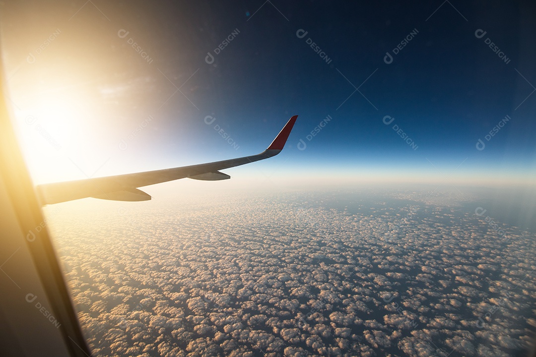 Avião de janela de exibição de viagem com montanhas e nuvens ao fundo.