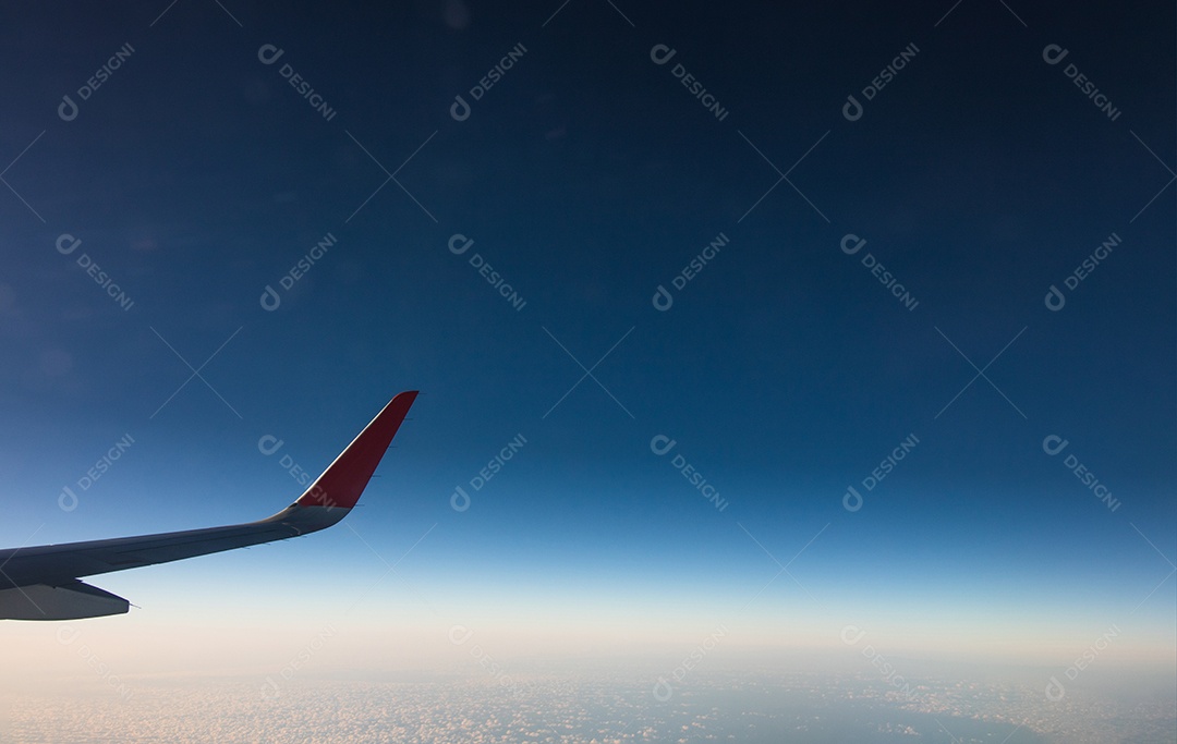 Avião de janela de exibição de viagem com montanhas e nuvens ao fundo.