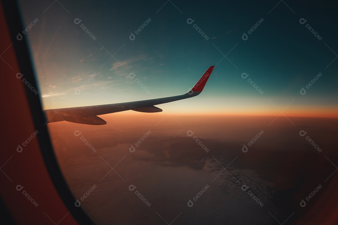 Avião de janela de exibição de viagem com montanhas e nuvens ao fundo.