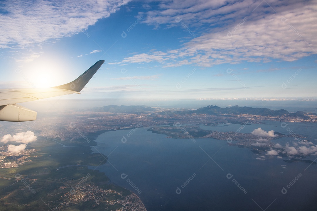 Vista plana da janela, com montanhas ao fundo na região