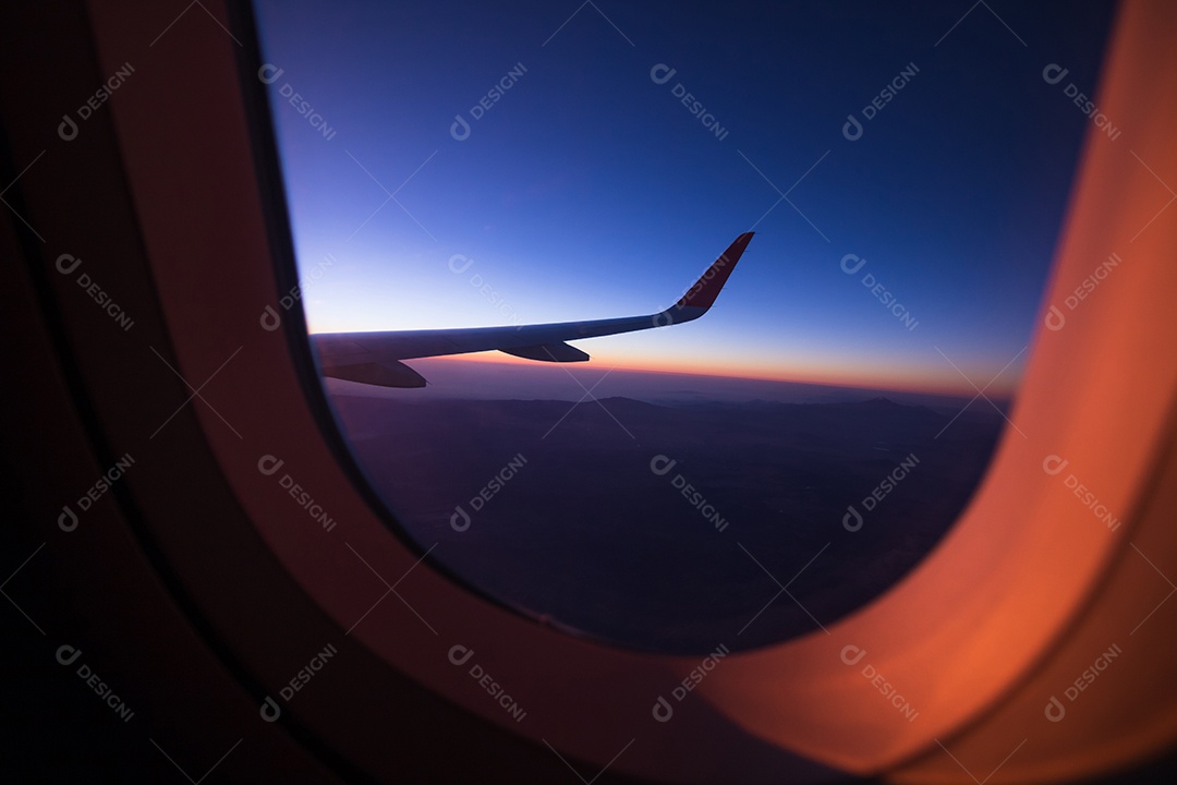 Vista plana da janela, com montanhas ao fundo na região