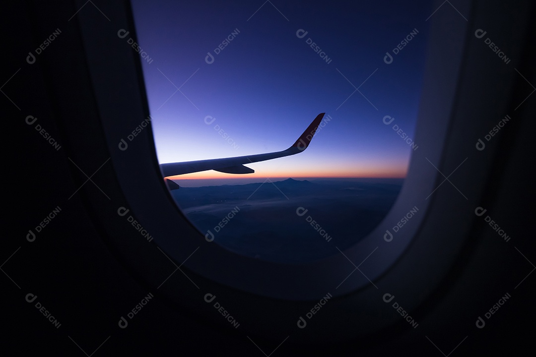 Vista plana da janela, com montanhas ao fundo na região