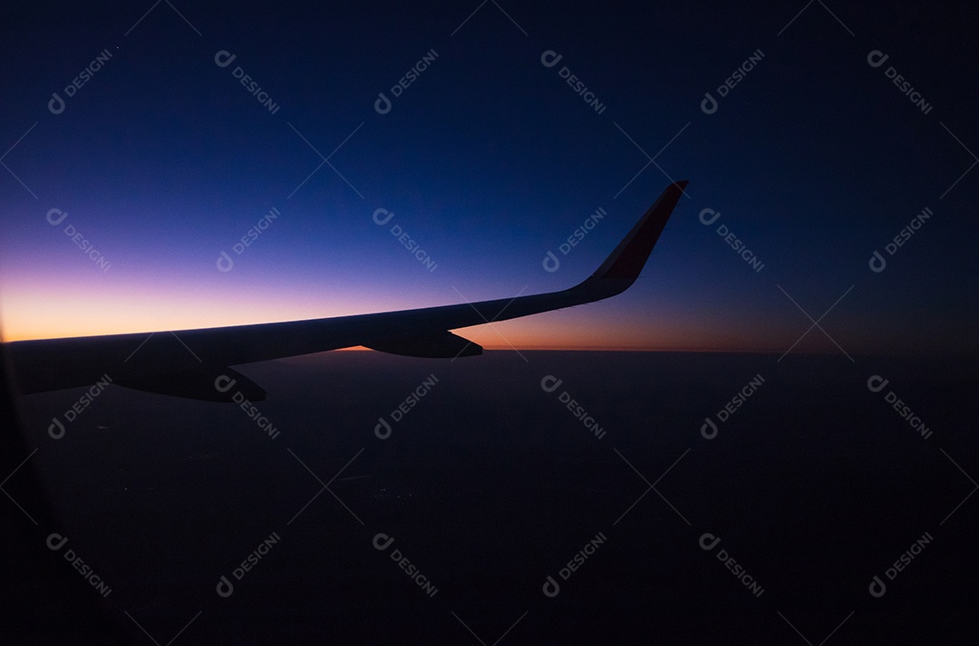 Vista plana da janela, com montanhas ao fundo na região