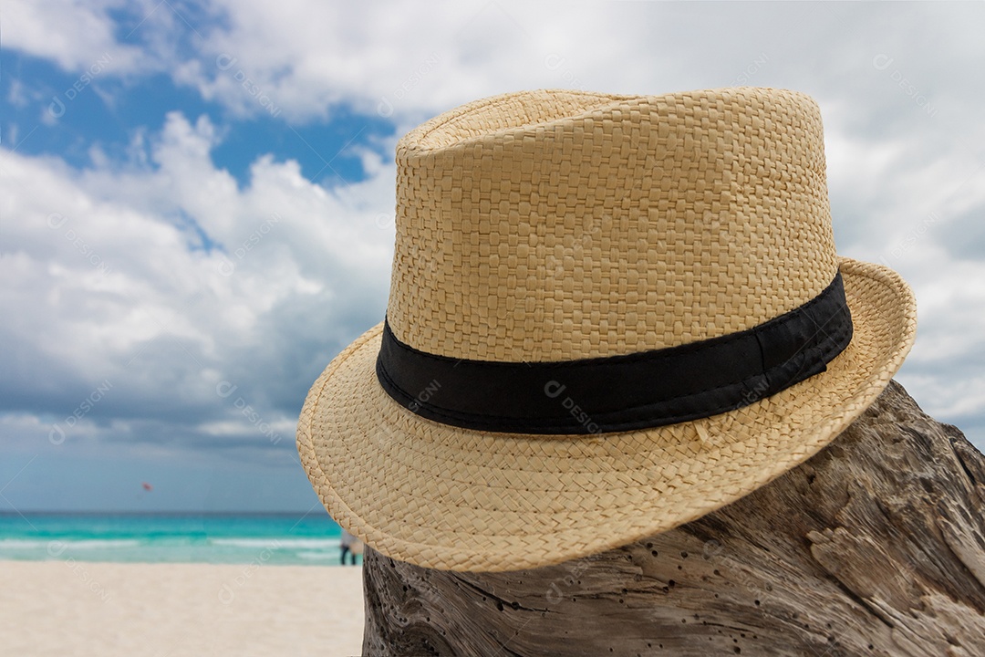 Mar cristalino com areia branca e céu nublado. conceito de verão