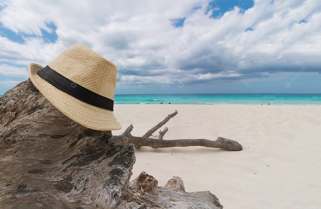 Mar cristalino com areia branca e céu nublado. conceito de verão