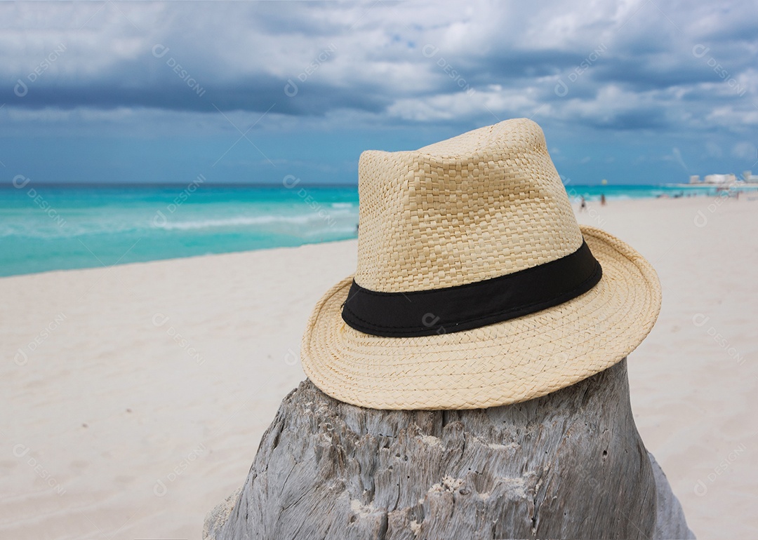 Mar cristalino com areia branca e céu nublado. conceito de verão