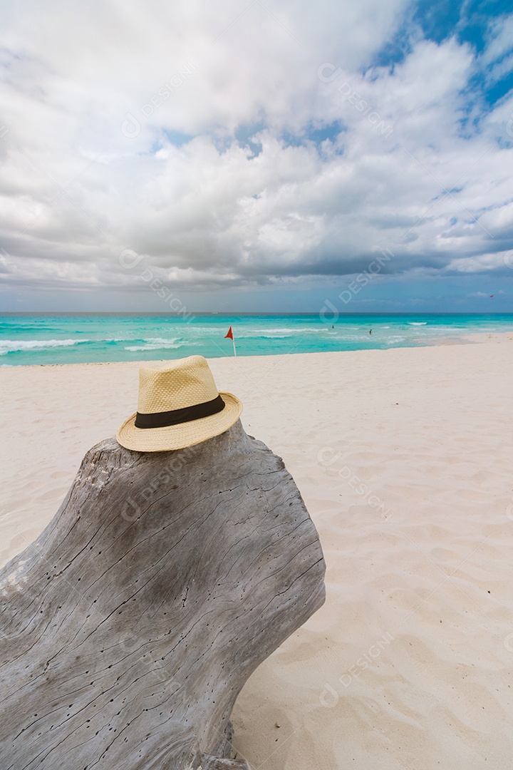 Mar cristalino com areia branca e céu nublado. conceito de verão