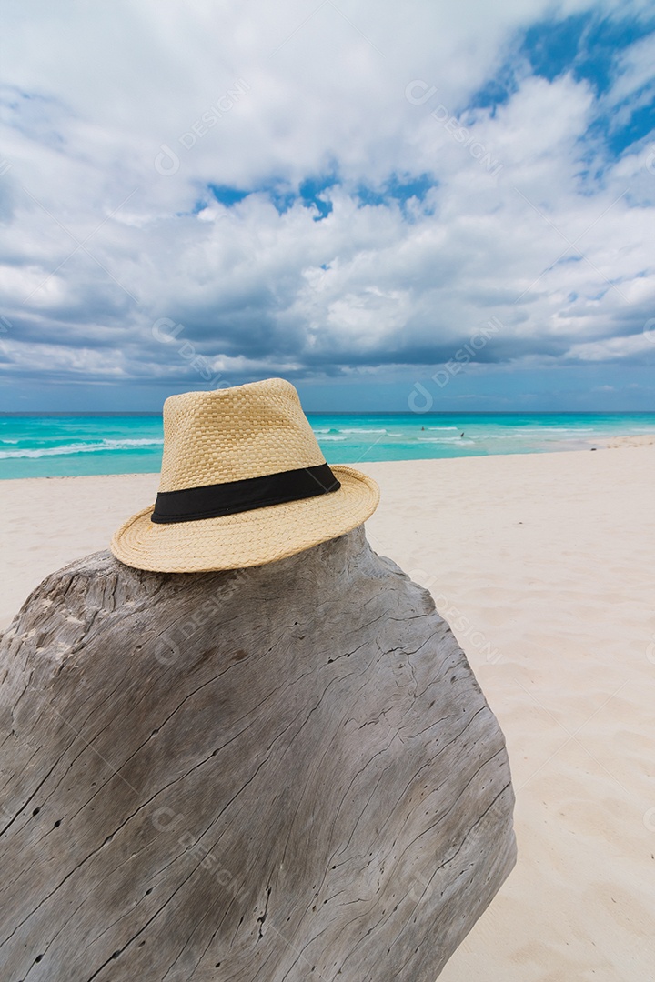 Mar cristalino com areia branca e céu nublado. conceito de verão