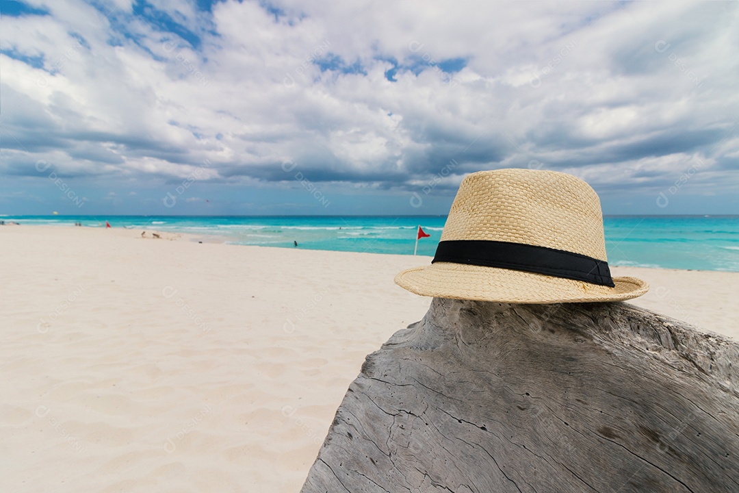 Mar cristalino com areia branca e céu nublado. conceito de verão