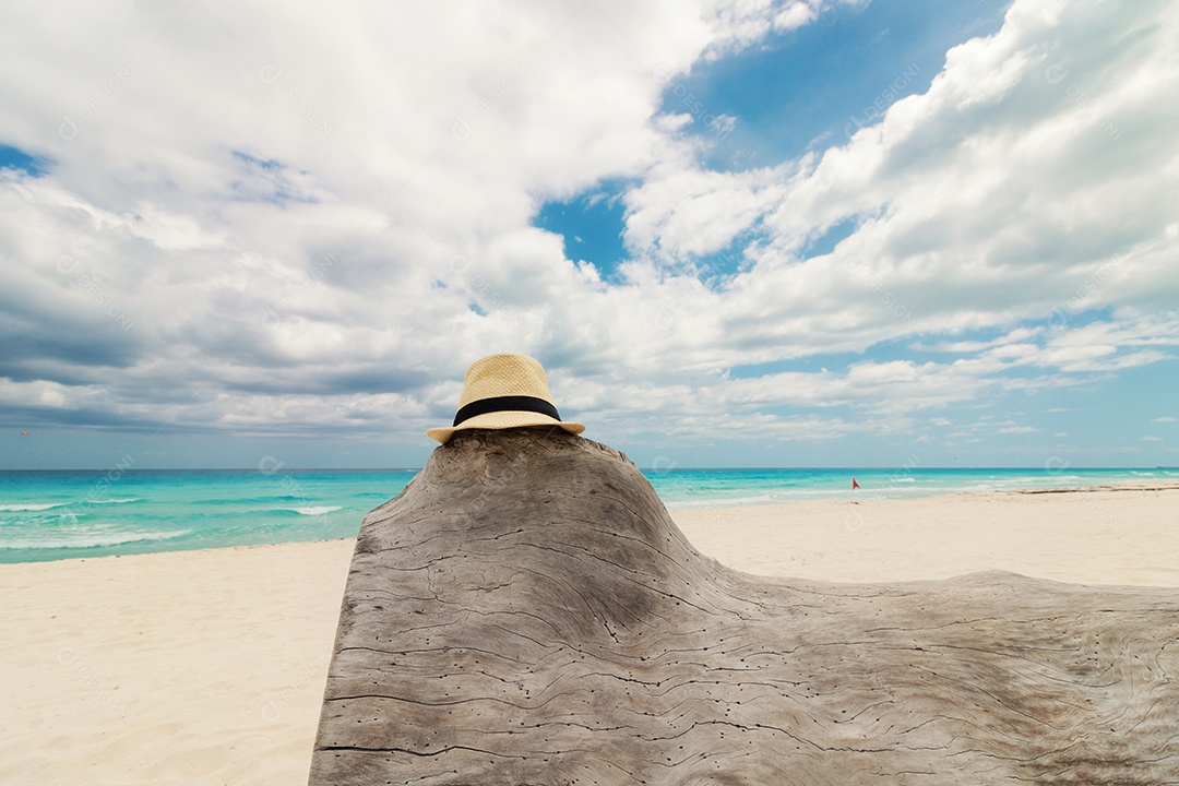 Mar cristalino com areia branca e céu nublado. conceito de verão