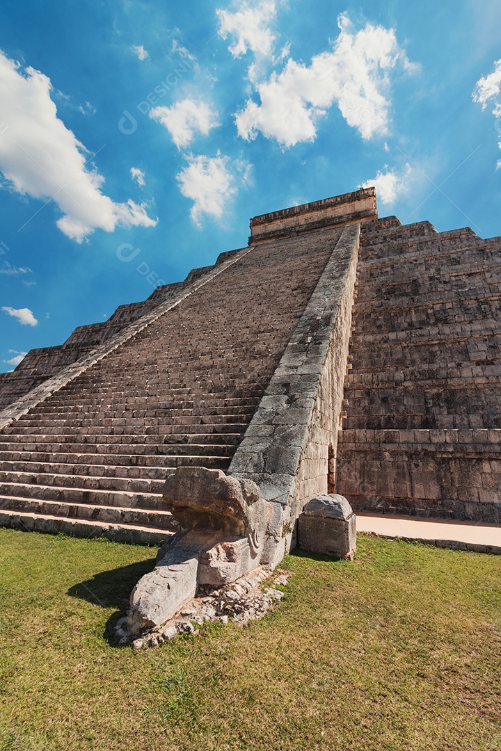Pirâmide do templo maia de Kukulcán, México Chichen Itza Maya Ruins