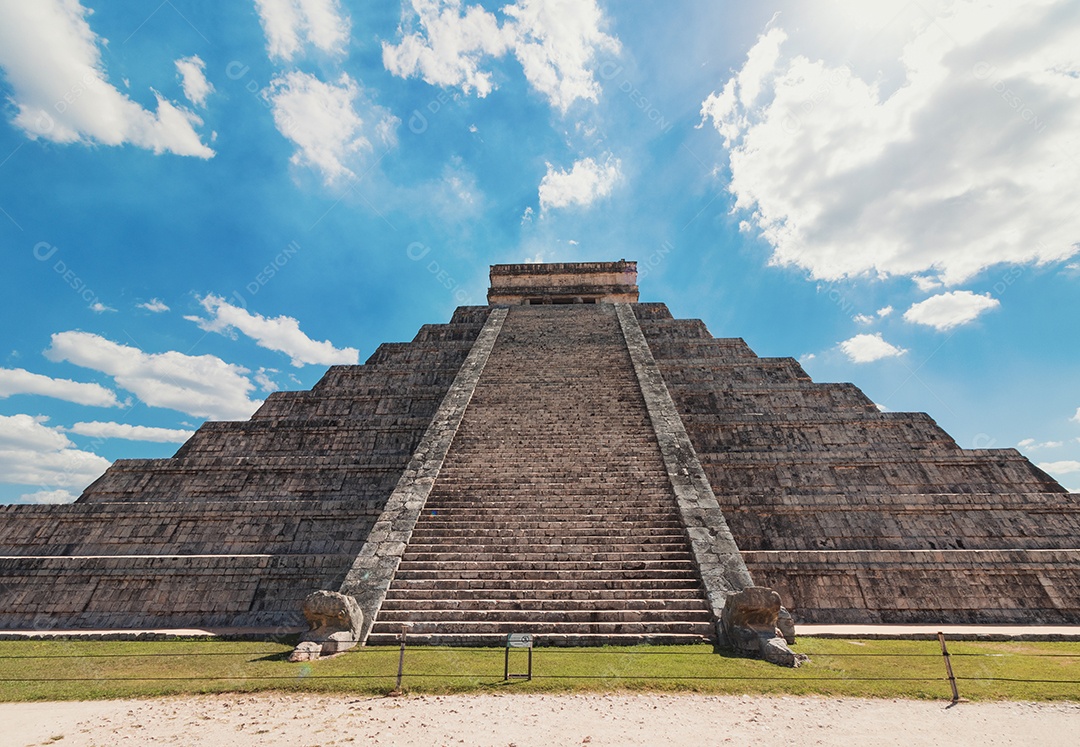Pirâmide do templo Maia de Kukulcán, México Chichen Itza Maya Ruins