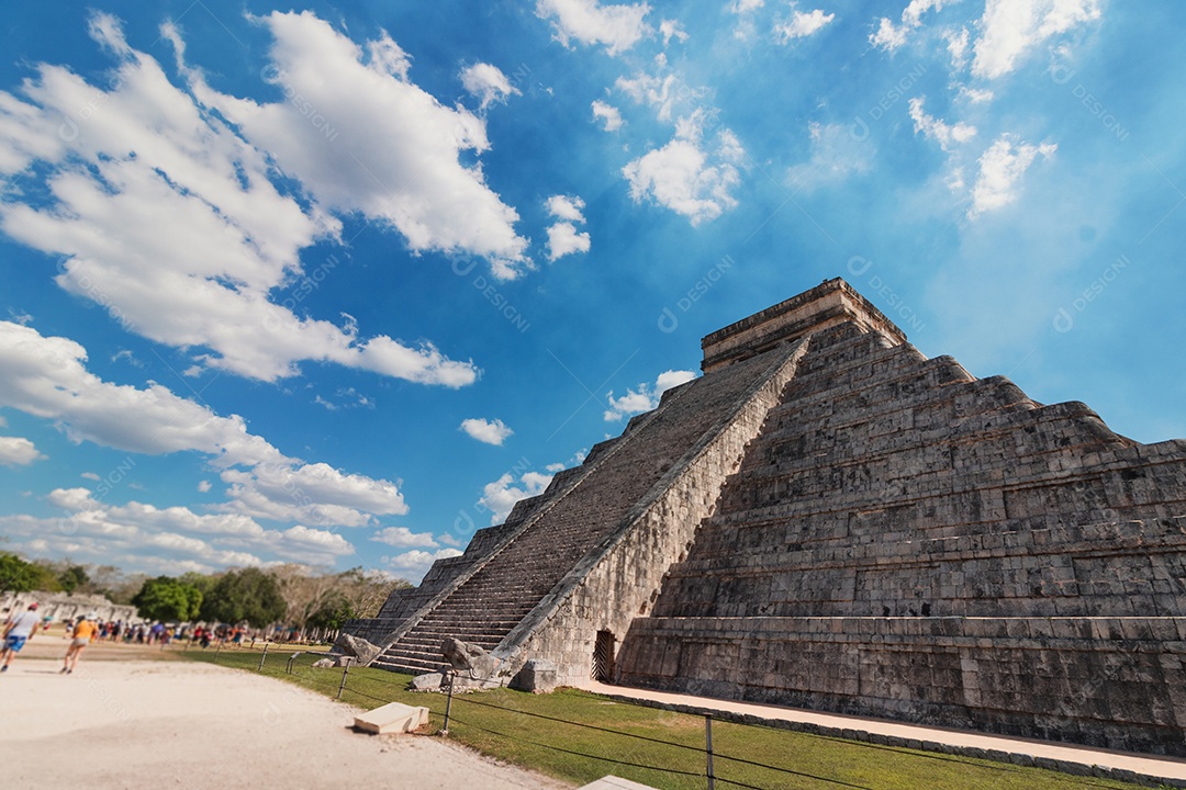 Pirâmide do templo Maia de Kukulcán, México Chichen Itza Maya Ruins