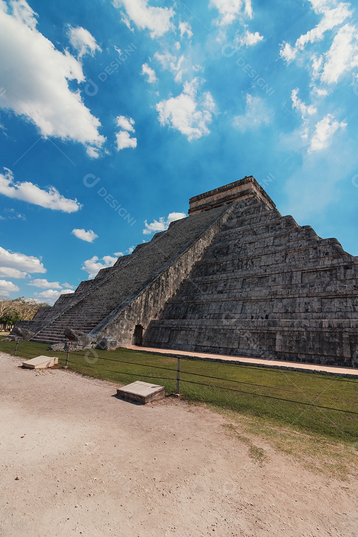 Pirâmide do templo Maia de Kukulcán, México Chichen Itza Maya Ruins