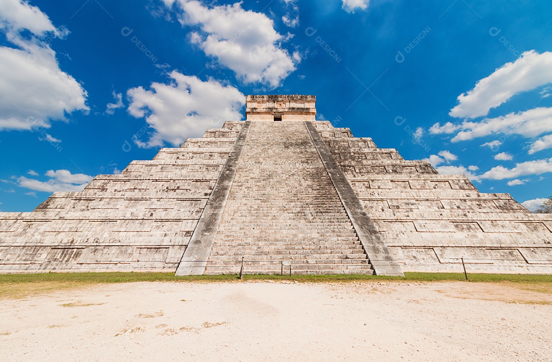 Pirâmide do templo Maia de Kukulcán, México Chichen Itza Maya Ruins
